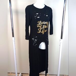 Graphic top with slits